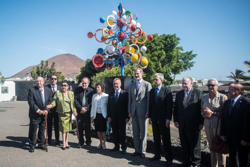 El Rey inaugura la exposición sobre César Manrique