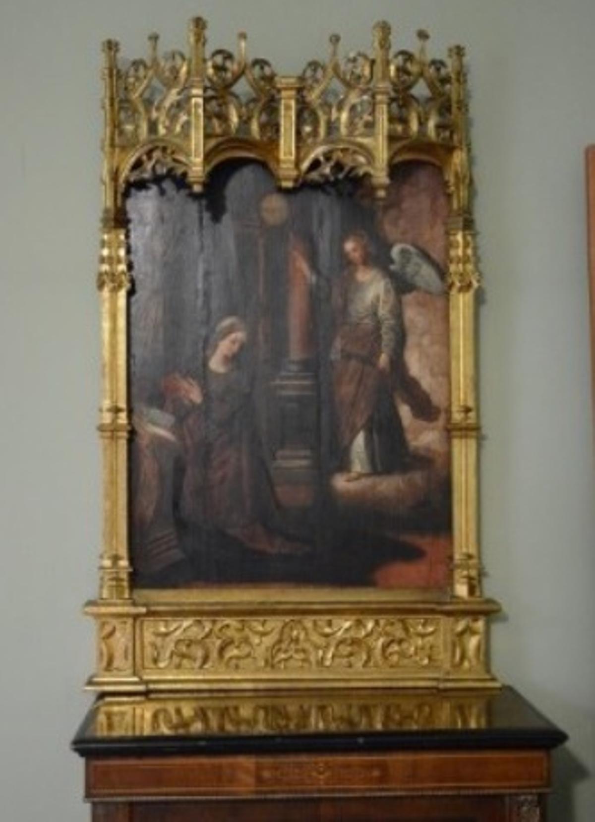Altar portátil de madera ornamentada en dorado