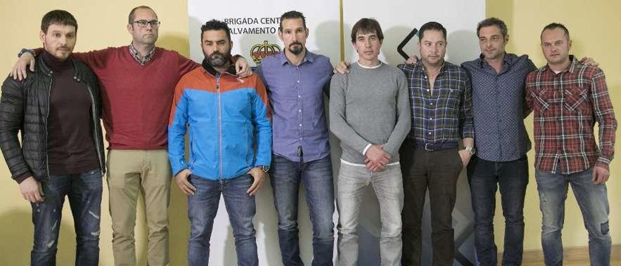 Por la izquierda, José Antonio Huerta, Sergio Tuñón, Lázaro Alves, Jesús Fernández, Rubén García, Maudilio Suárez, Antonio Ortega y Adrián Villarroel, los brigadistas que actuaron en Málaga.