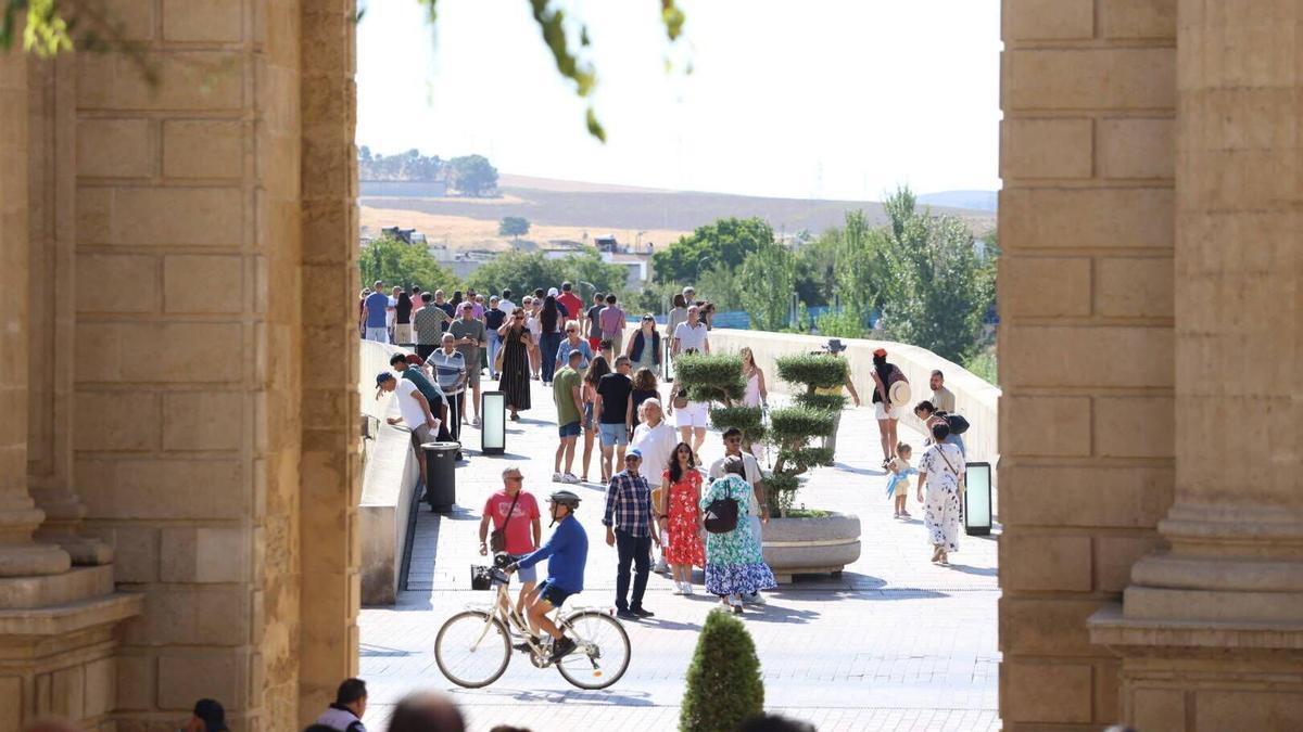 Turistas y cordobeses en el entorno de la Puerta del Puente y el Puente Romano.