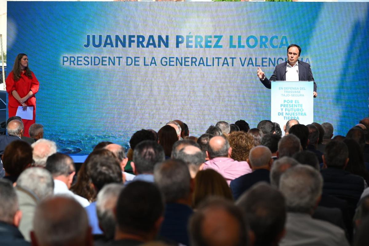 Acto en defensa del trasvase en Pilar de la Horadada con la presencia de los presidentes autonómicos de la Comunidad Valenciana y Murcia, convocado por los regantes Acto en defensa del trasvase en Pilar de la Horadada con la presencia de los presidentes autonómicos de la Comunidad Valenciana y Murcia, convocado por los regantes