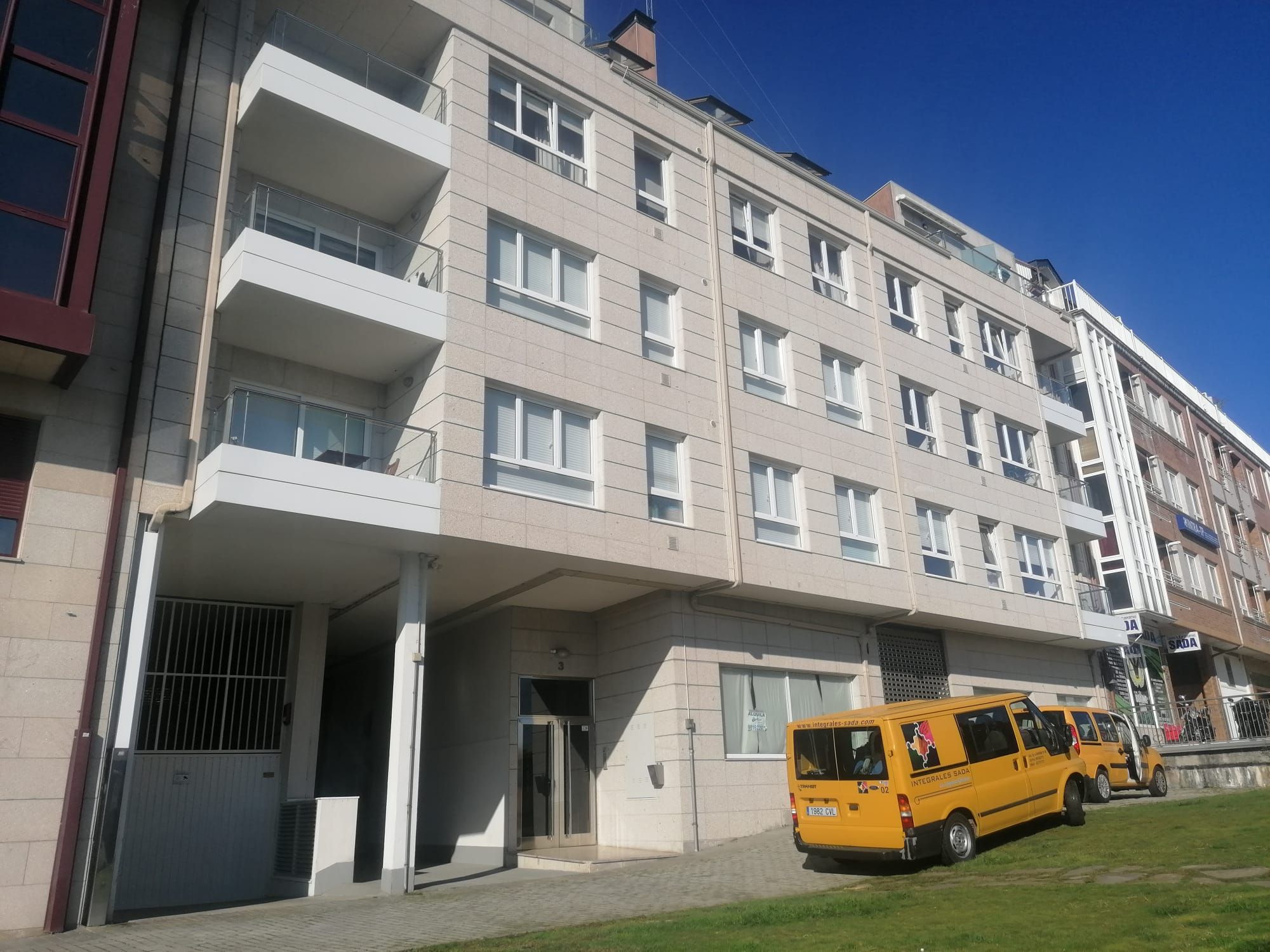 Edificio de la Avenida Sada e Contornos con orden de derribo.