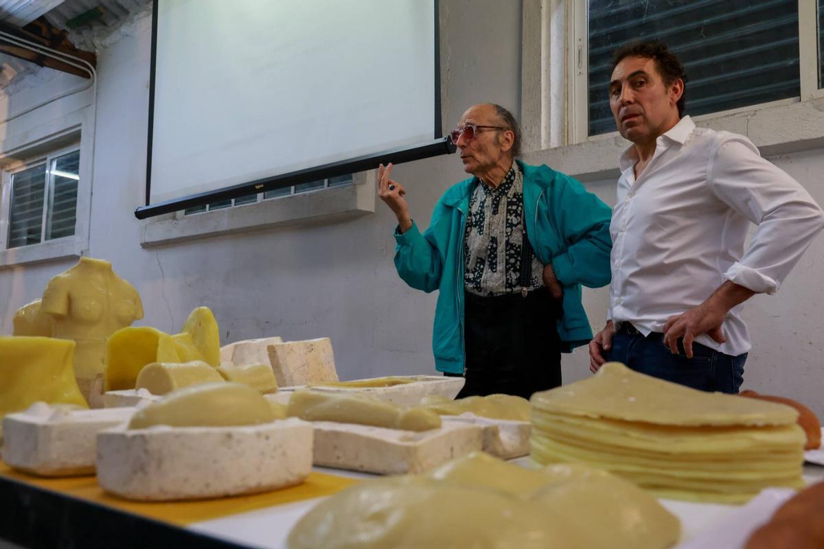 El taller en el que Antoni Miralda presentó su «Romería Update», fusionando su arte con los moldes de exvootos de la histórica Cerería Diéguez, en Pontecesures.
