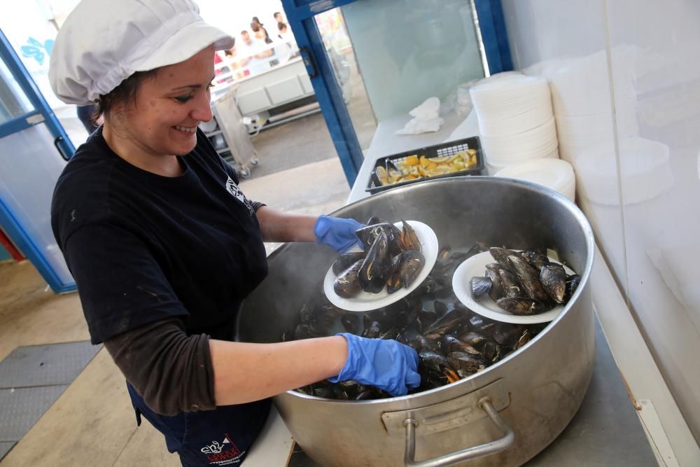 Miles de vigueses disfrutan en el Náutico de la fiesta gastronómica.