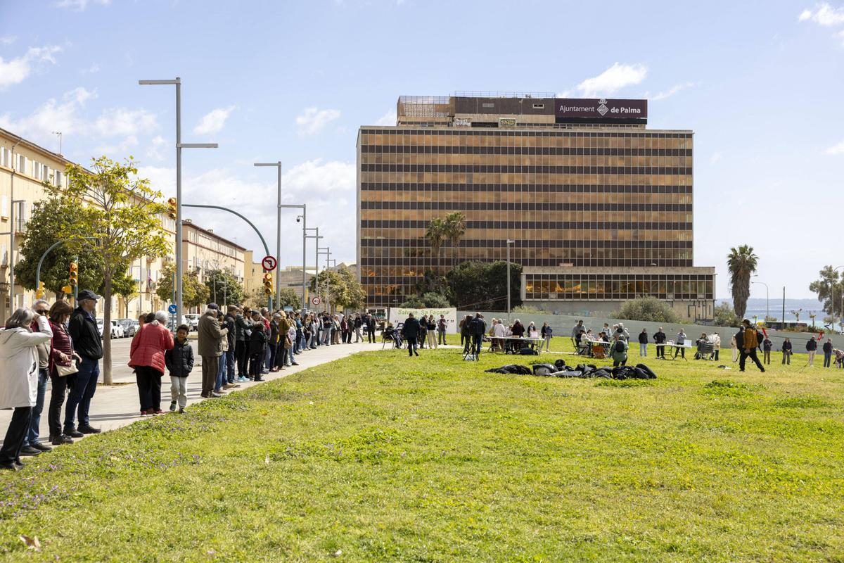 Más de 200 personas forman una cadena humana contra el macroproyecto de GESA al grito de “¡Parque sí, cemento no!” Más de 200 personas forman una cadena humana contra el macroproyecto de GESA al grito de “¡Parque sí, cemento no!”