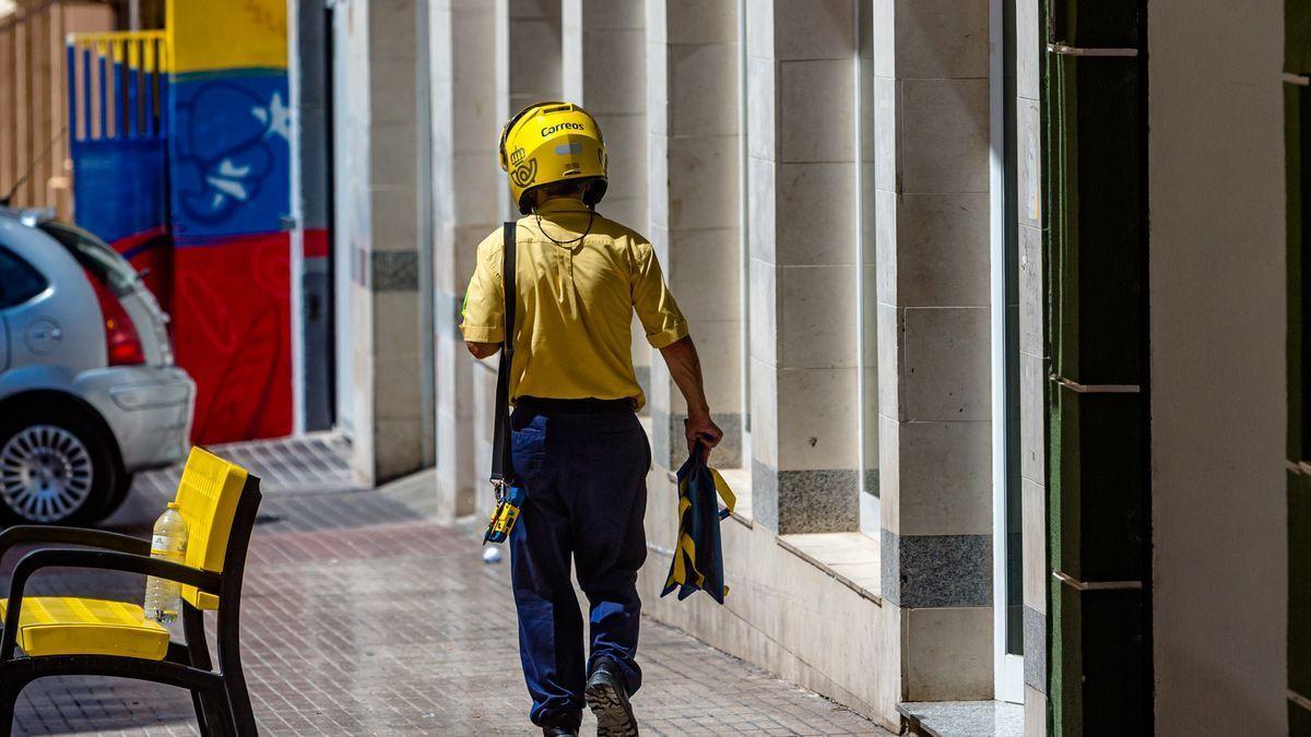 Un cartero durante el reparto de la correspondencia.