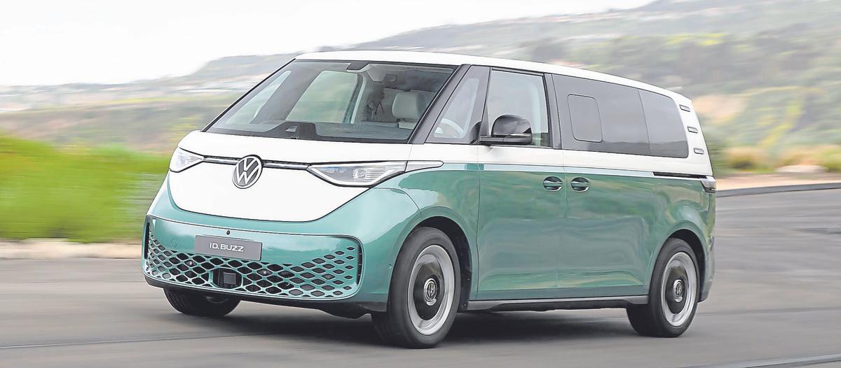 El Volkswagen ID. Buzz de batalla larga es uno de los vehículos eléctricos más espaciosos con capacidad para 7 plazas.