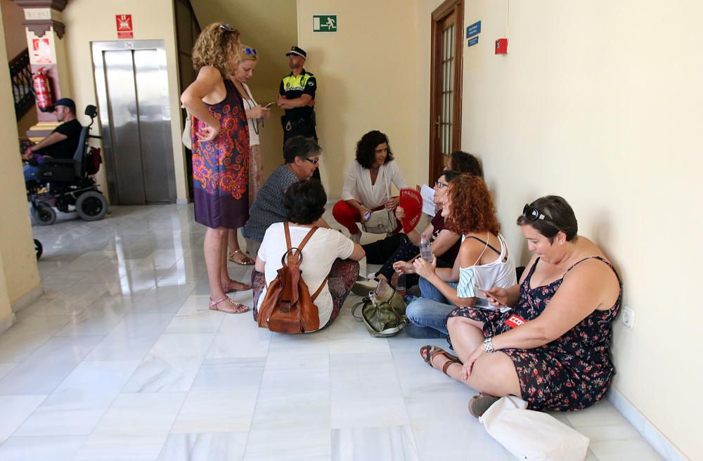 La plataforma tenía previsto hacer un encierro en el Ayuntamiento para exigir al Estado más presupuestos para luchar contra la violencia de género. Antes, han leído un comunicado en la puerta del cons