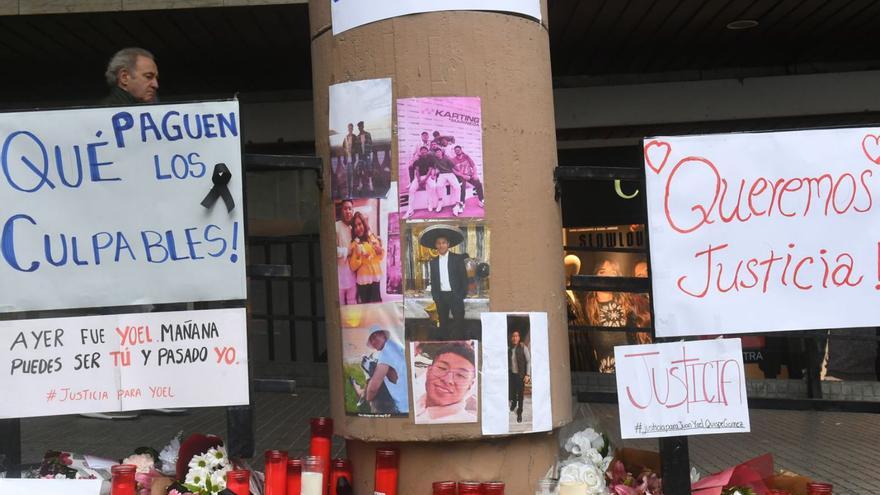 Altar en memoria de Yoel Quispe que sus familiares colocaron en el lugar en el que lo mataron.  | / CARLOS PARDELLAS