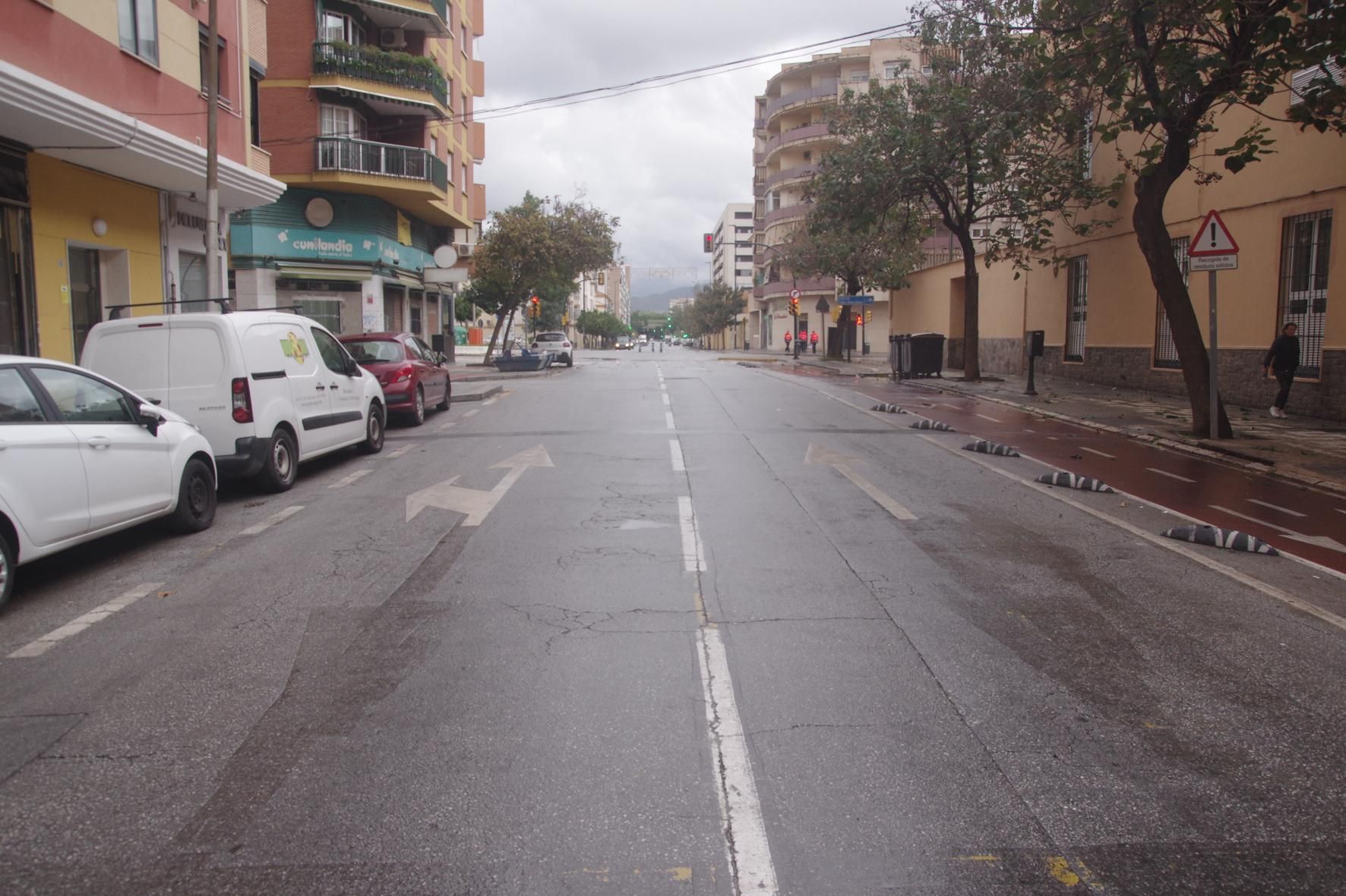 Calles prácticamente vacías en Málaga capital ante la alerta roja por riesgo de importantes tormentas