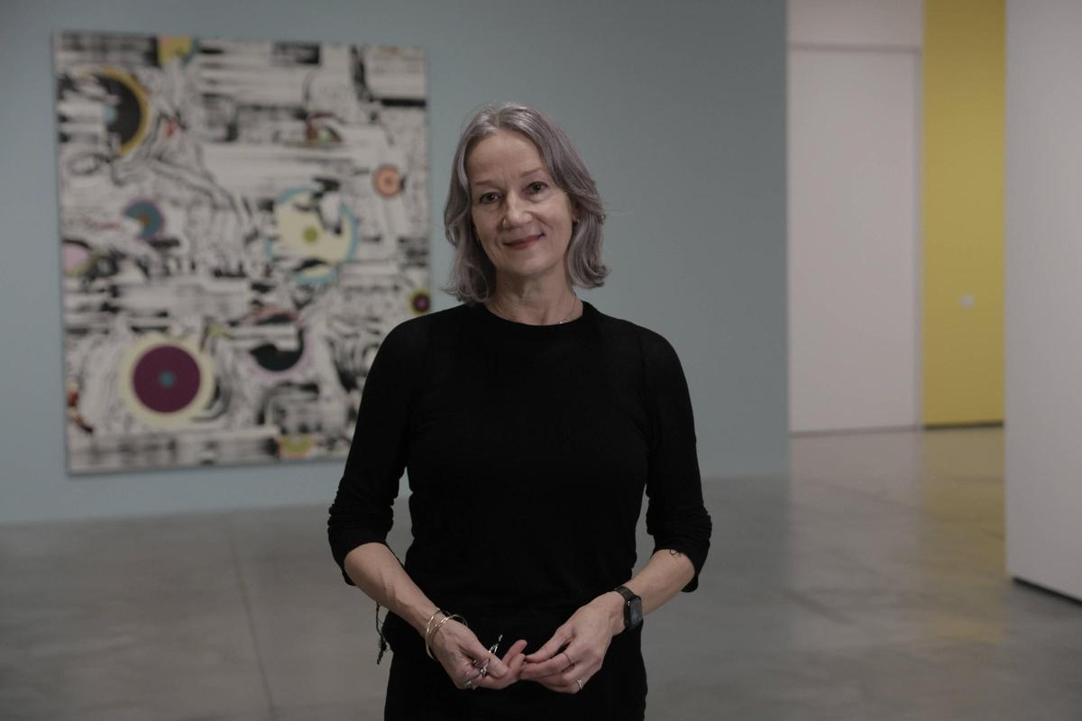 Die britische Künstlerin Fioba Rae in ihrer Austellung.