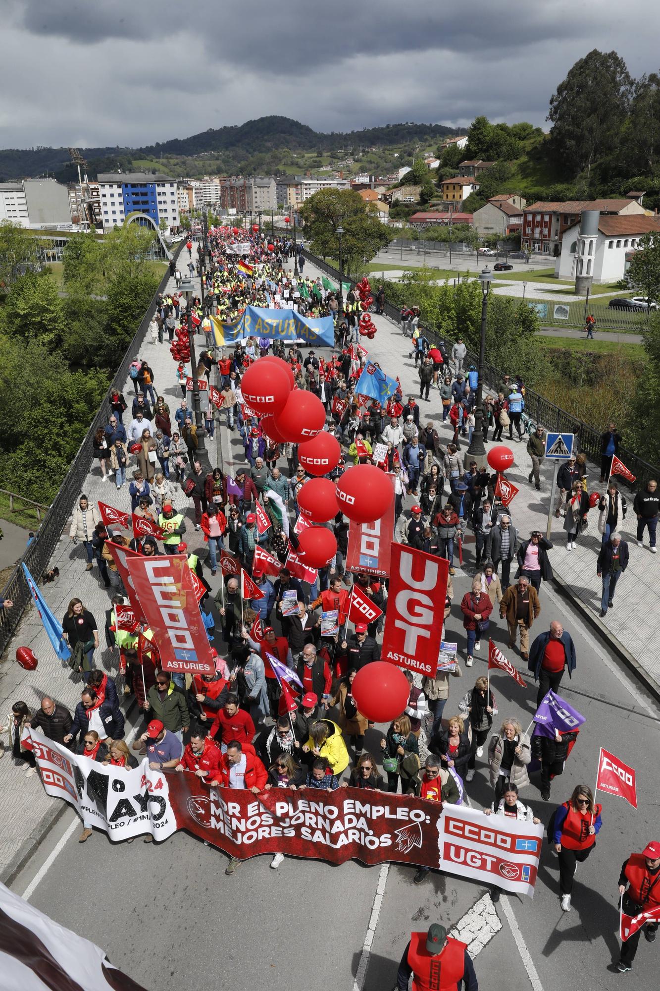 Manifestación de los sindicatos mayoritarios en Langreo por el 1 de mayo.