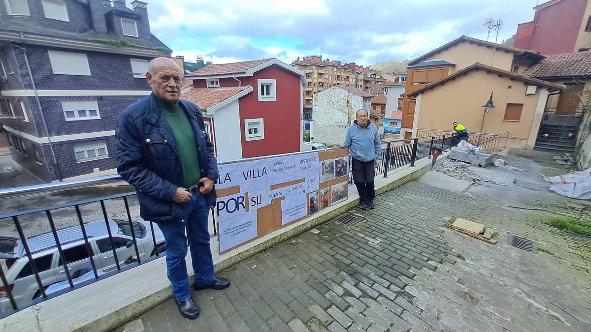 Manuel Prado y José Antonio Rubio, junto a una cartel reivindicativo del barrio.