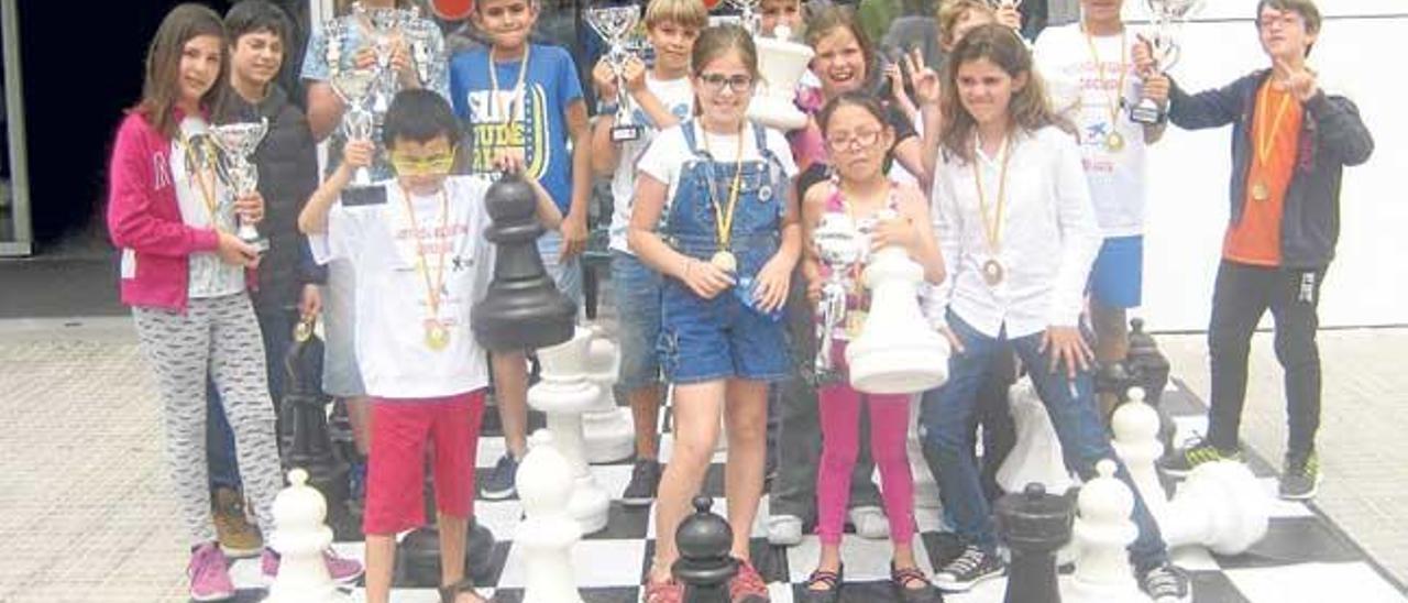 Los premiados en el torneo de cierre de las Escuelas Municipales de Palma.