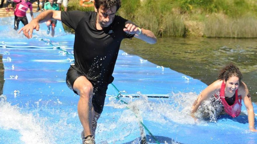 Los corredores, superando uno de los obstáculos de la Gladiator Race que se celebró en Santiago de Compostela.