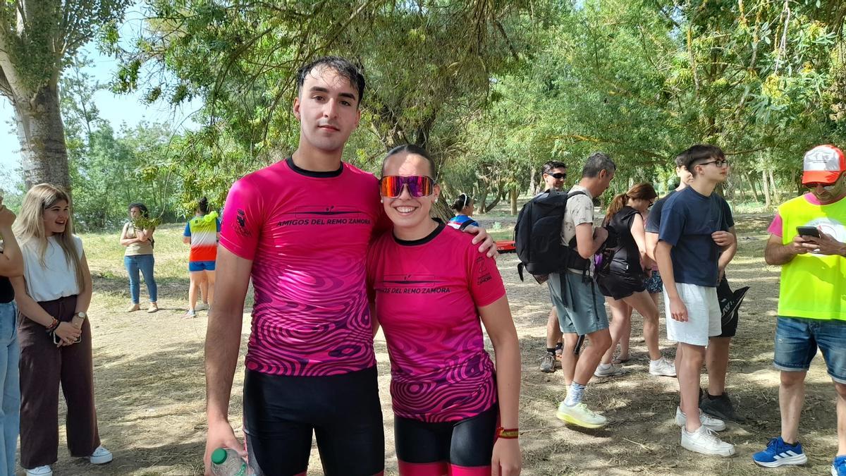 Mauro Galván y Miriam Rodríguez Prada posan juntos tras su oro en el río Duero.