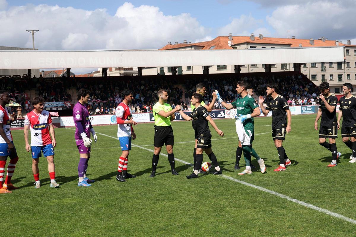 Las imágenes del duelo trascendental entre el Arosa y el Compostela Las imágenes del duelo trascendental entre el Arosa y el Compostela