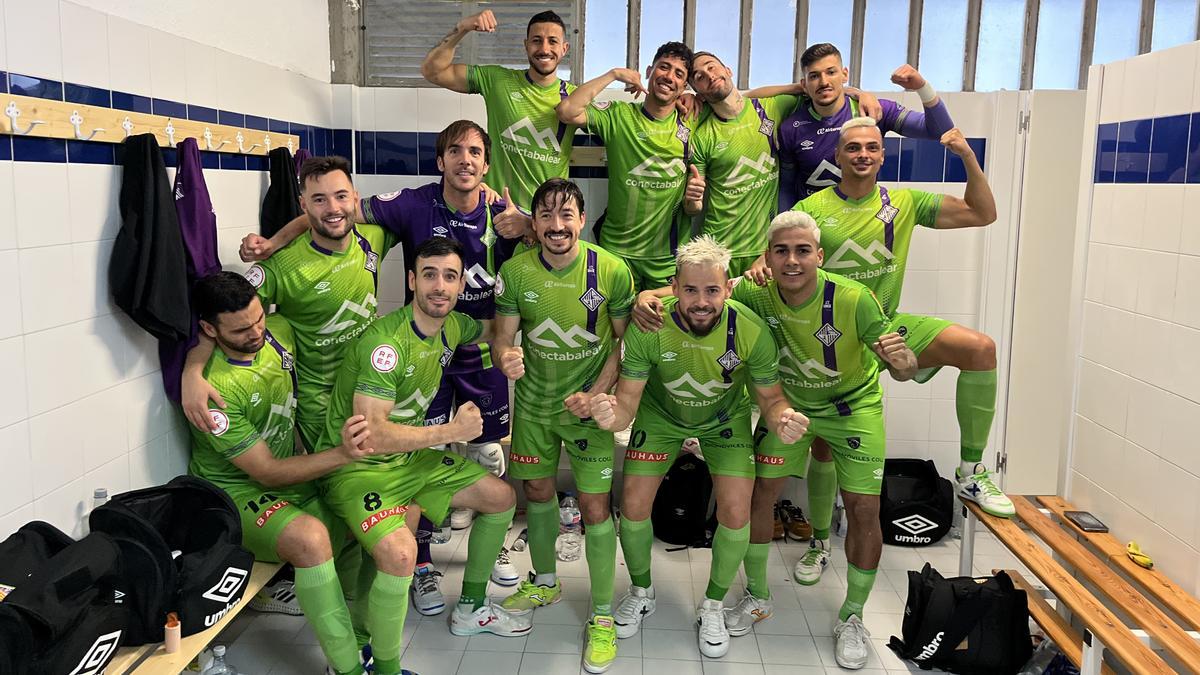 Los jugadores del Palma Futsal celebran el triunfo y el pase a semifinales en el vestuario
