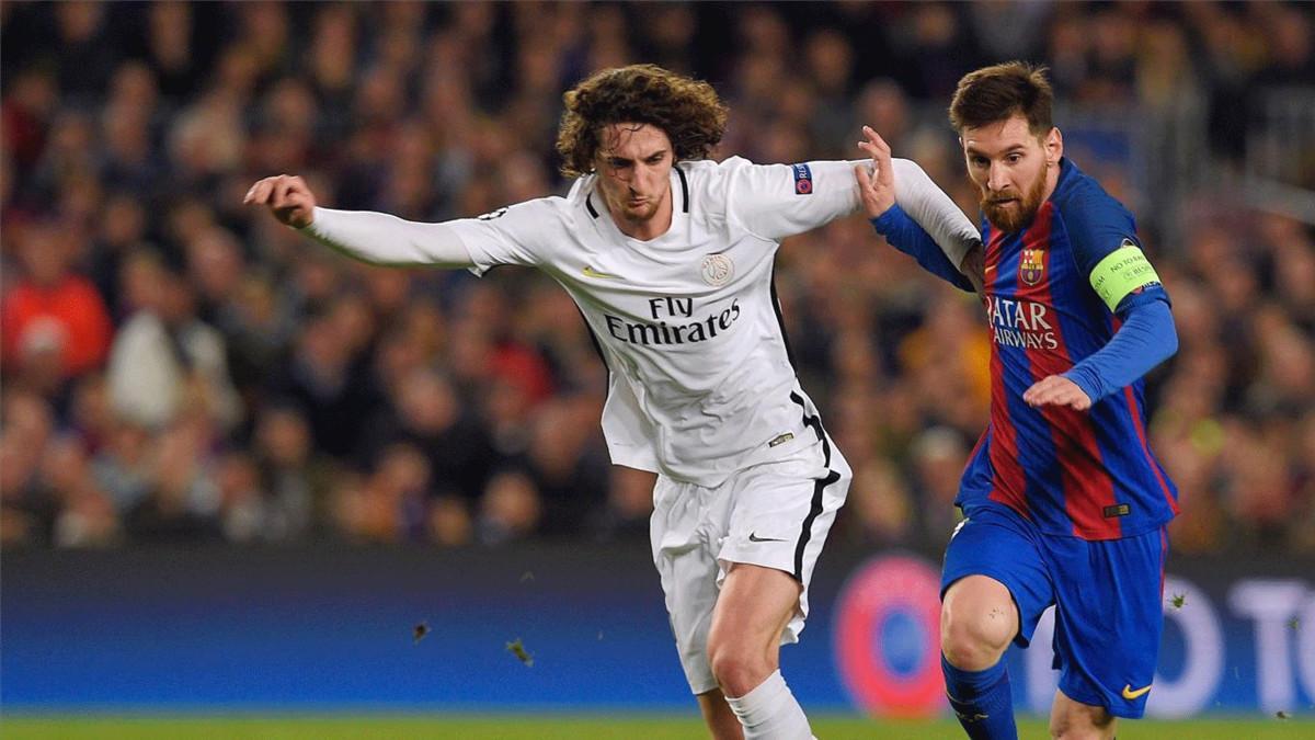 Rabiot disputa un balón con Messi durante el Barça-PSG de Champions (6-1)