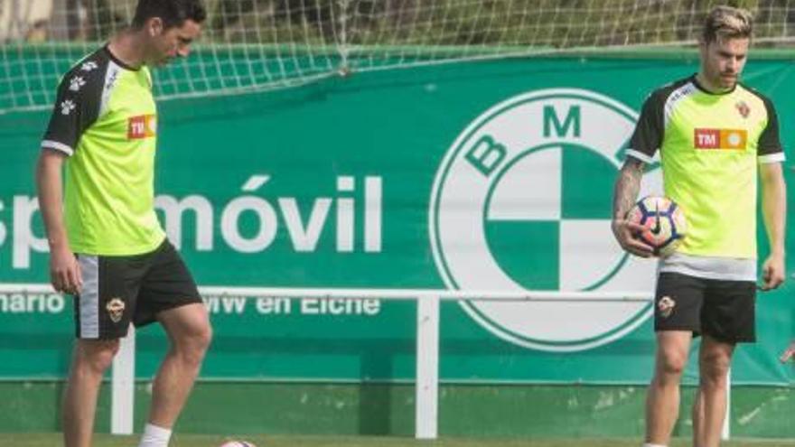 Mandi durante el entrenamiento junto a Edu Albacar.