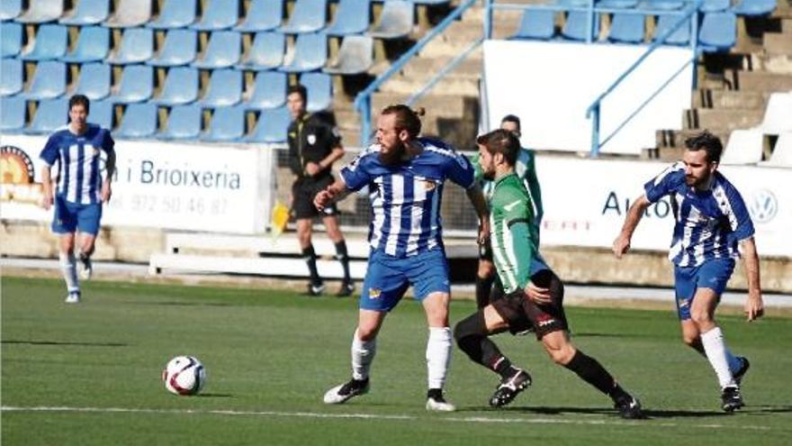 El Figueres proposa més que       el Peralada i s&#039;emporta el derbi