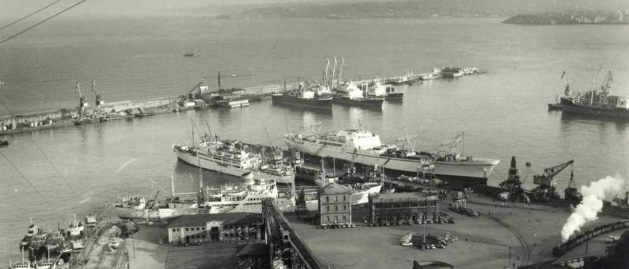 El &quot;NS Savannah&quot;, en el centro de la imagen, atracado de estribor en la alineación sur del primer espigón del puerto exterior de El Musel; al fondo se distinguen tres cargueros atracados de popa en el dique Norte.