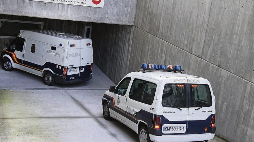 Entrada de vehículos policiales en el edificio judicial de Ourense. // Iñaki Osorio