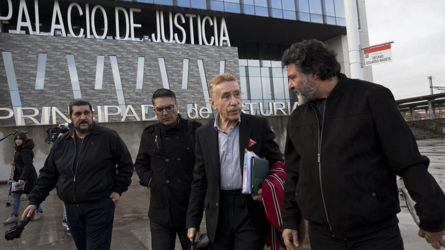 El abogado Marcos García Montes junto a la familia del fallecido Eleazar García