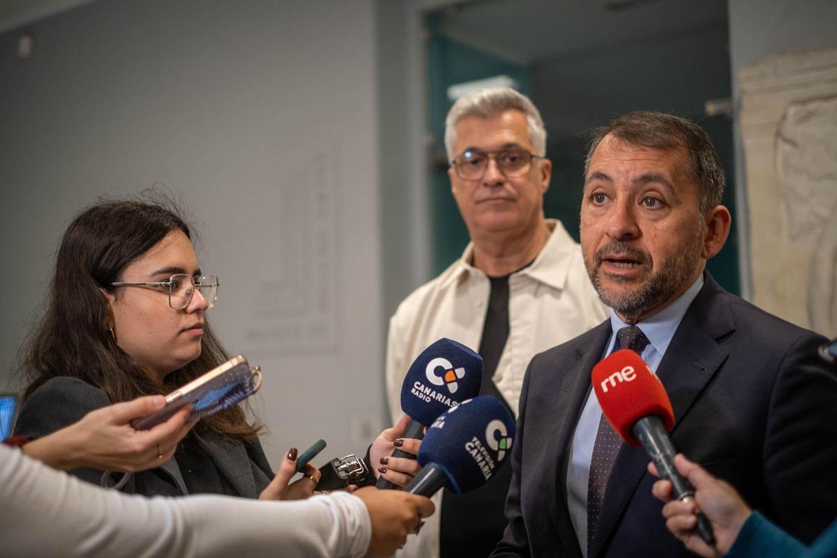 Santiago Díaz Mejías y José Manuel Bermúdez durante la presentación de la llegada del cuadro.