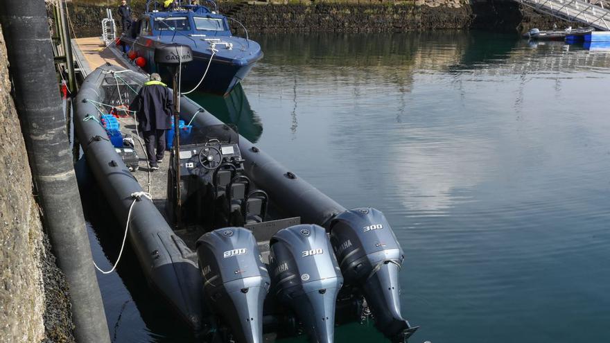 Una narcolancha intervenida y, al fondo, la patrullera de Aduanas, en Vilagarcía. |  Iñaki Abella