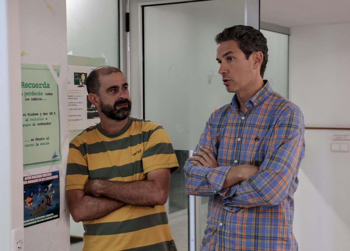 El director de la Escuela Politécnica Superior, Virgilio Gilart y el profesor Josué A. Nescolarde, impulsores del el programa «Yo te ayudo con las mates»