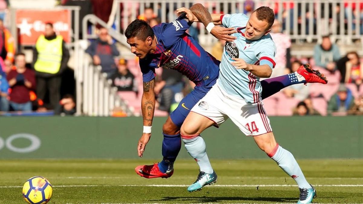 Paulinho y Lobotka pugnan por un balón.