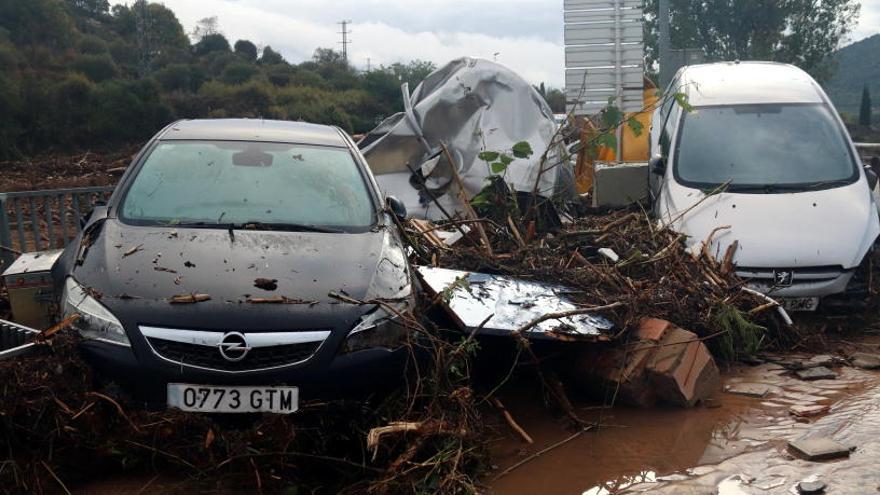 Pla mitjà de dos vehicles destrossats després de la crescuda del Francolí