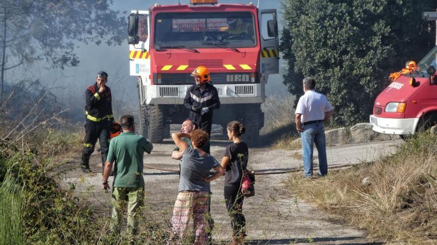 Incendios en Galicia | El incendio de Punta Couso se reproduce y vuelve a amenazar a la urbanización