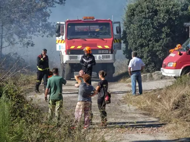 Incendios en Galicia | El incendio de Punta Couso se reproduce y vuelve a amenazar a la urbanización