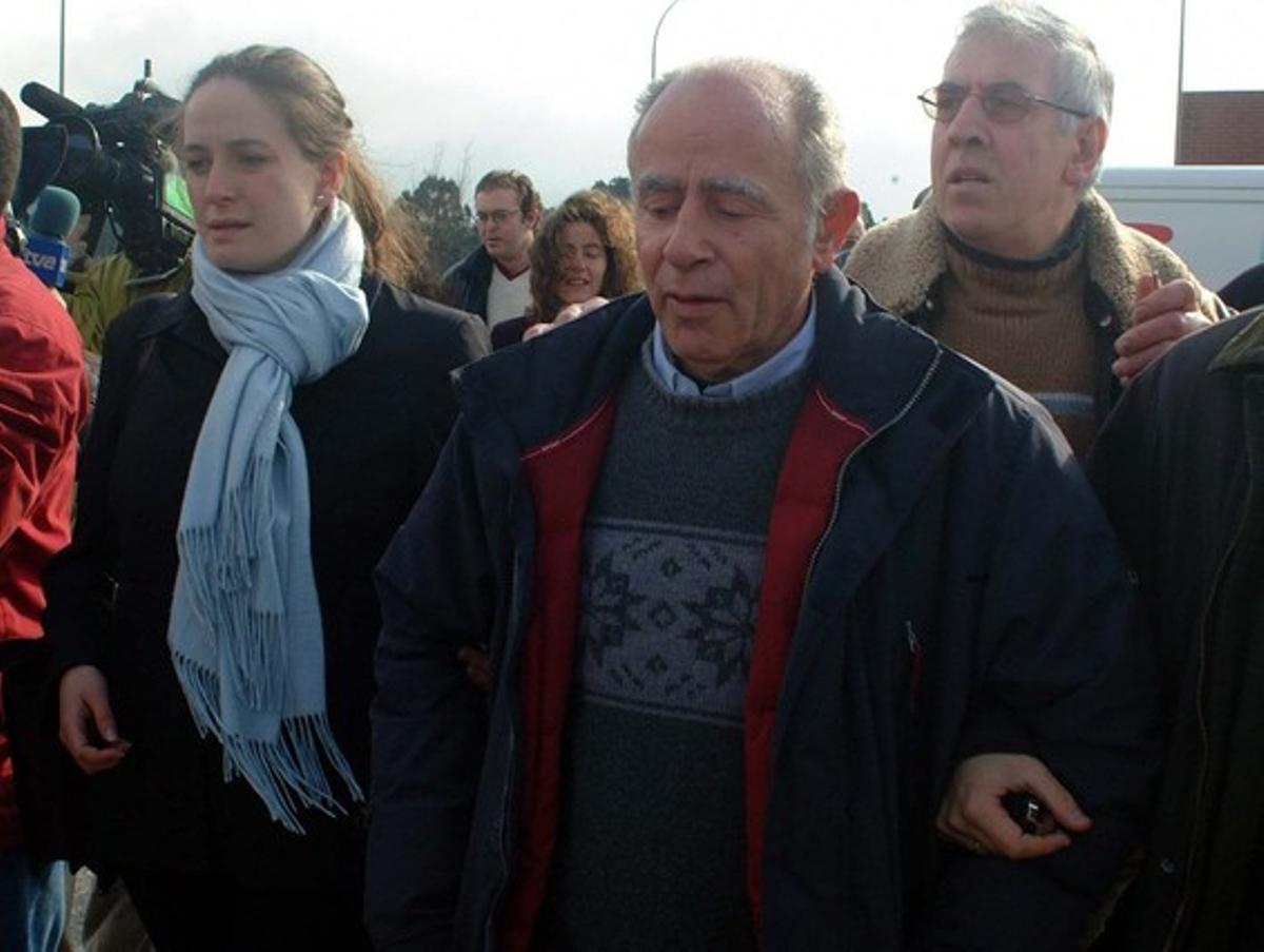 El capità del ’Prestige’ Apostolos Mangouras, al sortir del centre penitenciari de Teixeiro, el febrer del 2003. El capità del ’Prestige’ Apostolos Mangouras, al sortir del centre penitenciari de Teixeiro, el febrer del 2003.