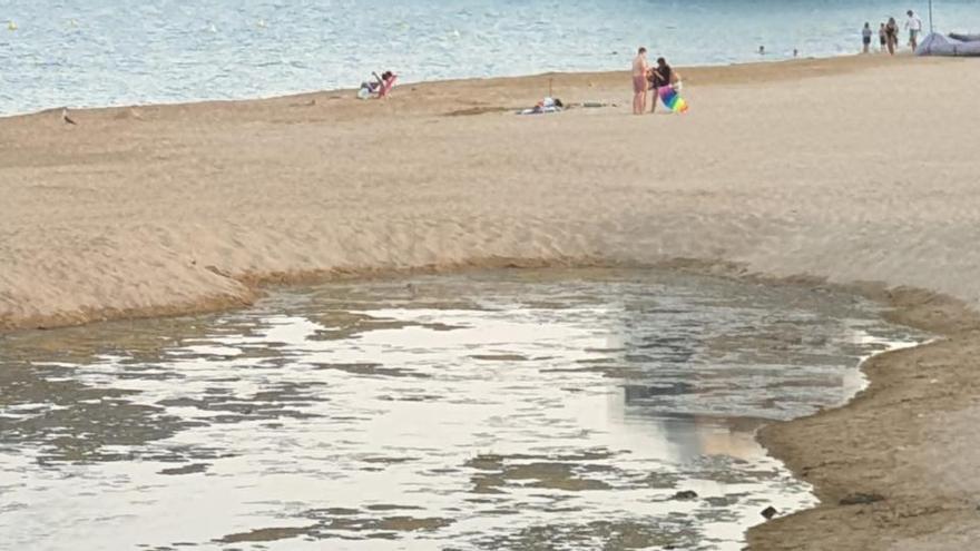 La bassa de la què els veïns es queixen a tocar de la platja de Torre Valentina aquest dissabte 1 d&#039;agost de 2020