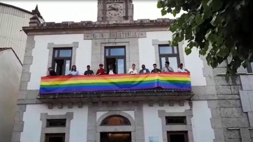 Salceda de Caselas coloca la bandera del arcoiris en el marco del Día del Orgullo LGBT
