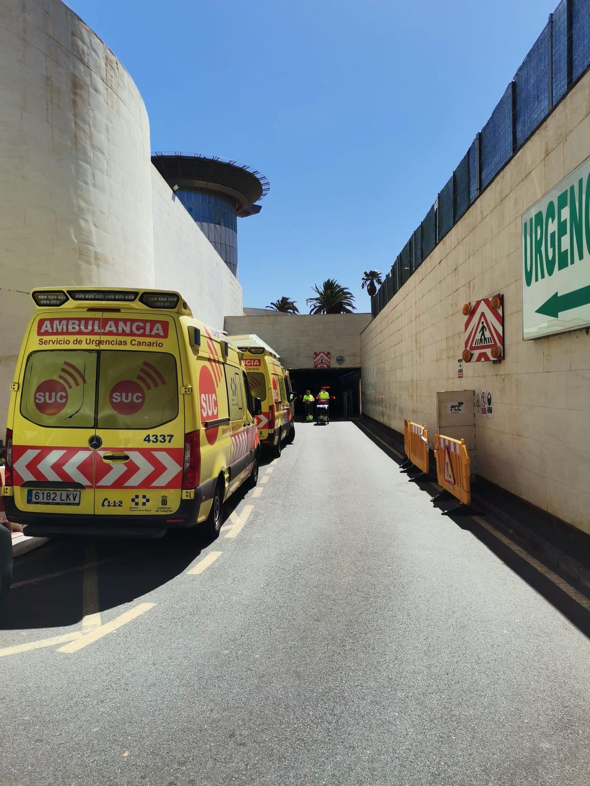 Ambulancias a la espera en el servicio de Urgencias del Hospital Universitario de Canarias durante el mes de octubre.