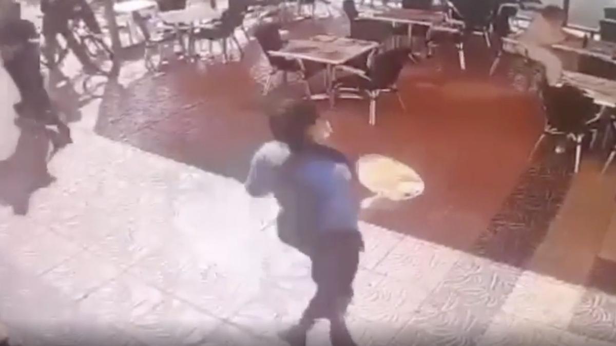Un patinete arrolla a una camarera mientras servía en un restaurante