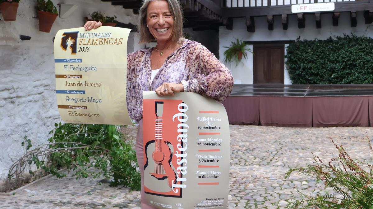 Isabel Albás muestra los carteles de 'Matinales flamencas' y 'Trasteando'.