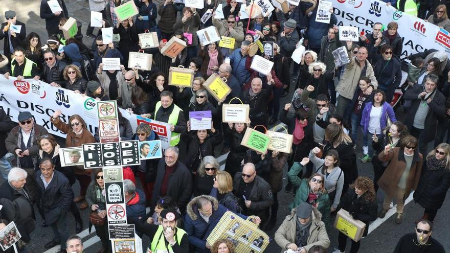 Más de 2.000 empleados de Justicia exigen en Santiago mejoras salariales