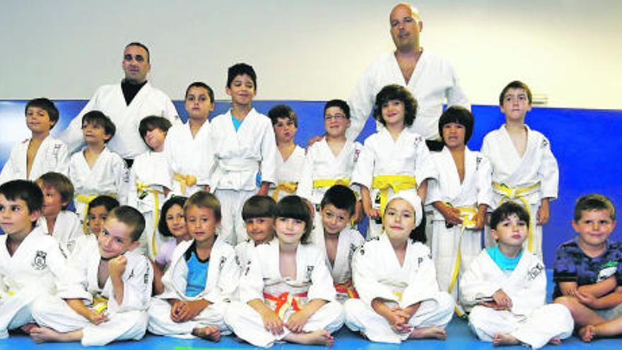 Participantes en el campus de judo de Avilés junto a Iñaki Salas y Carlos Fernández.