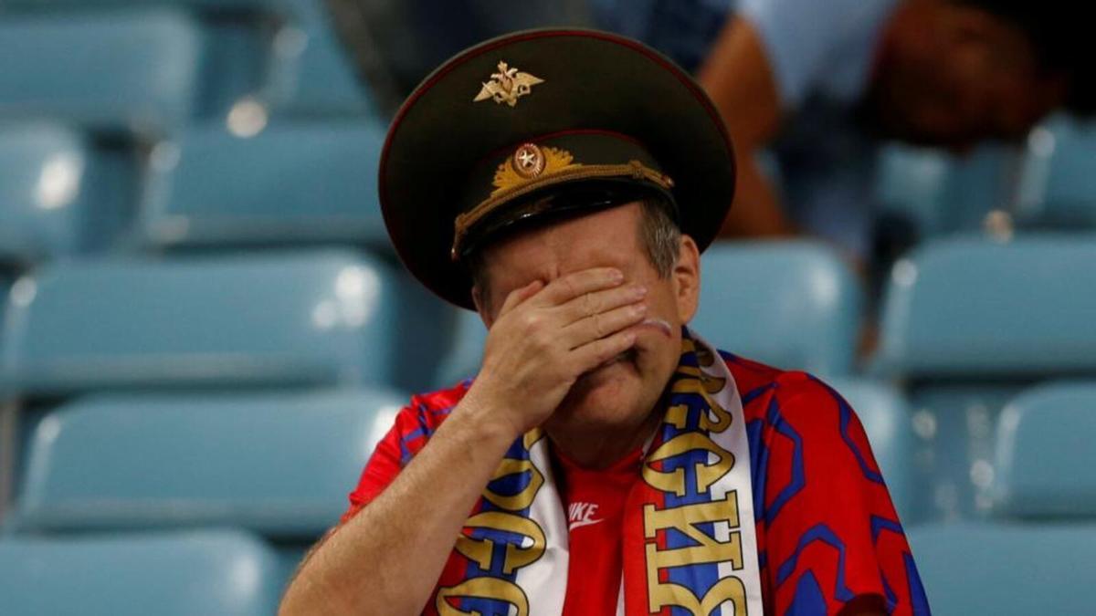 Un aficionado de Rusia se lamenta de la eliminación de su selección en el último Mundial en el que pudo participar, el de 2018, celebrado, precisamente, en territorio ruso.