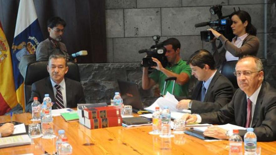 El presidente del Gobierno canario, Paulino Rivero, el sábado durante el Consejo de Gobierno. i LP/DLP