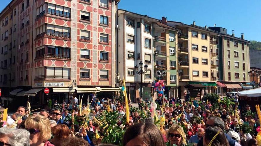 Infiesto y Cangas de Onís celebran un multitudinario Domingo de Ramos