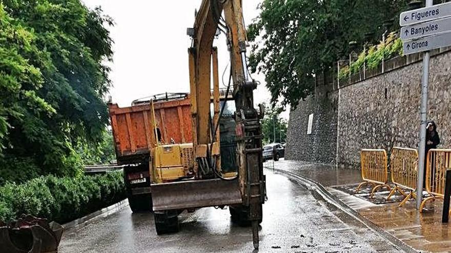 Comencen els treballs per reparar un esvoranc a la calçada a Besalú