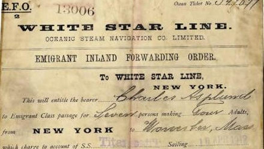 Fotografía facilitada por la casa de subastas Henry Aldridge &amp; Son en Wiltshire (Inglaterra), que muestra uno de los pocos billetes del viaje inaugural del Titanic. El billete ha sido subastado por  41.250.