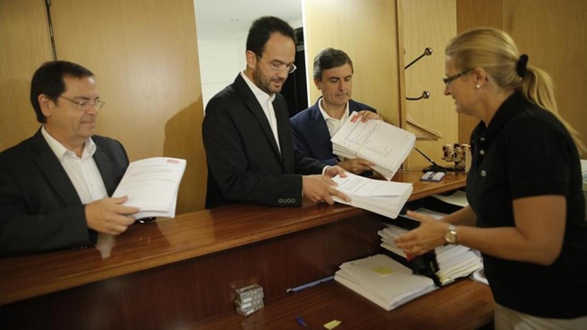 Los diputados del PSOE Antonio Hernando, Joan Rangel y Pedro Saura presentan,este jueves, las enmiendas parciales a los Presupuestos Generales del Estado para el 2016 en el registro del Congreso.