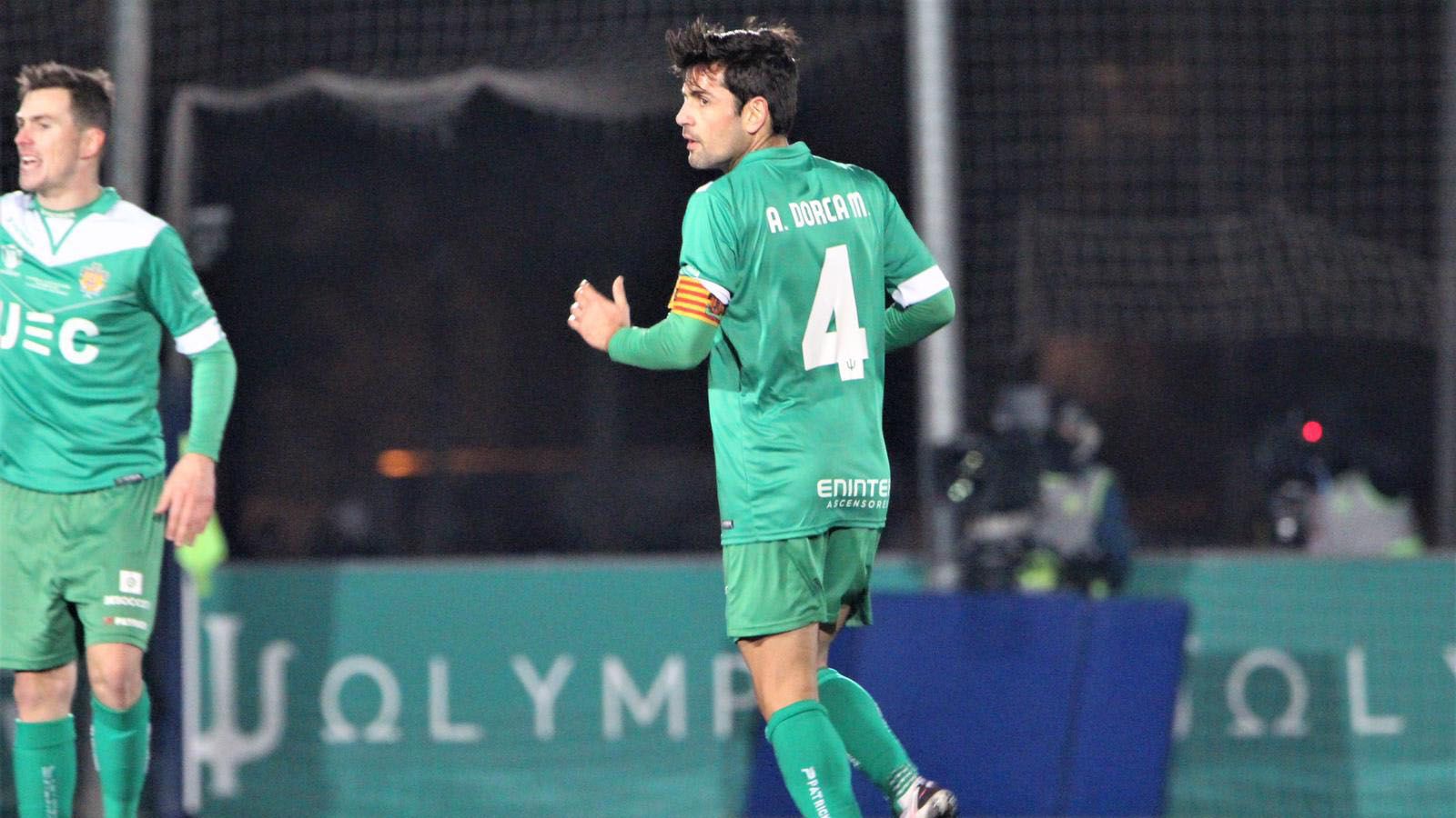 Dorca luciendo el brazalete de capitán